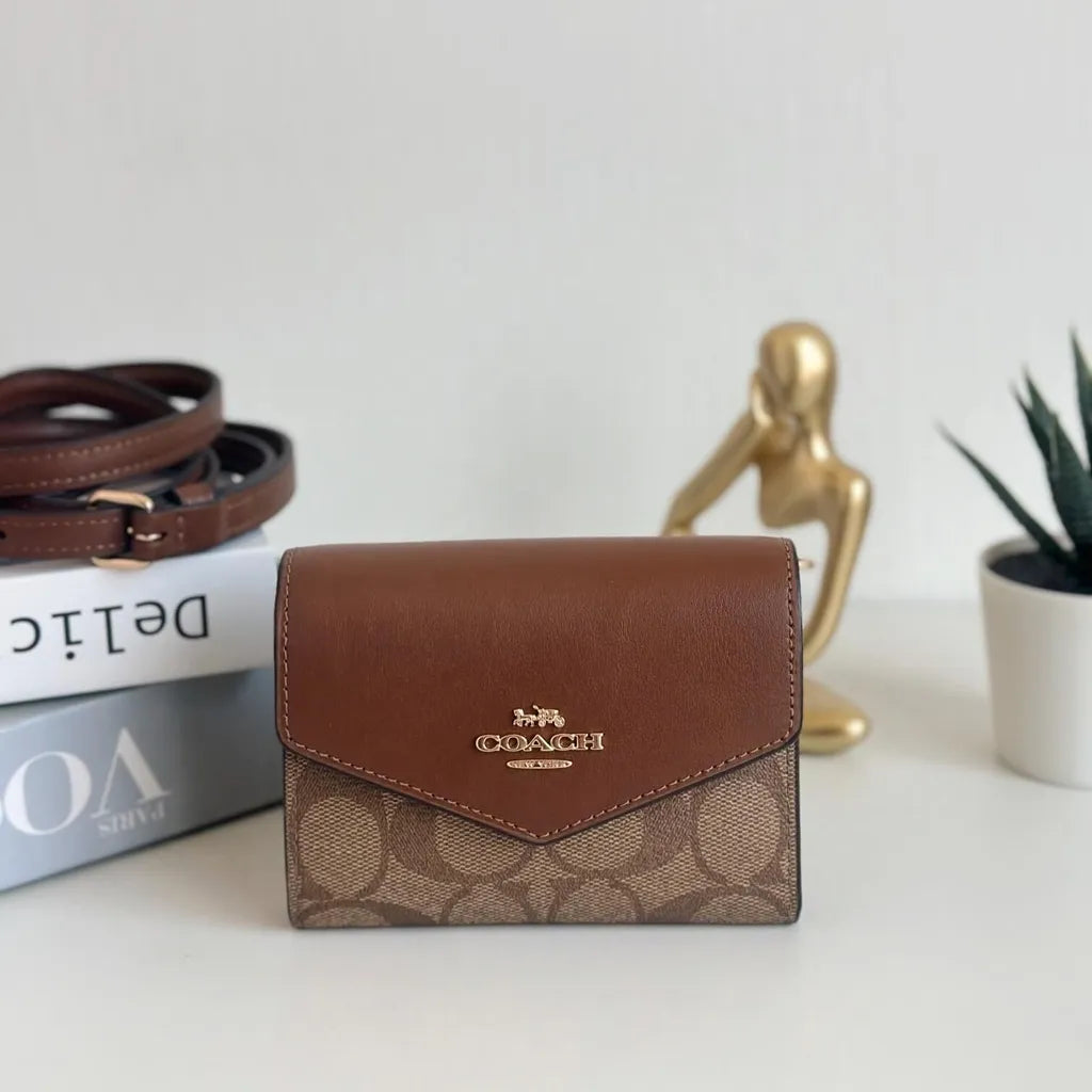 Carteira Coach Mini Envelope With Strap - Castanho conhaque