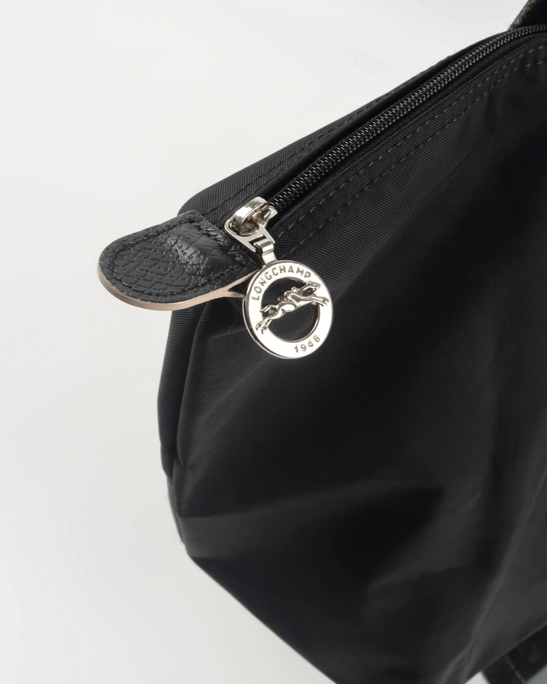 Longchamp L - Preto com acabamento em branco