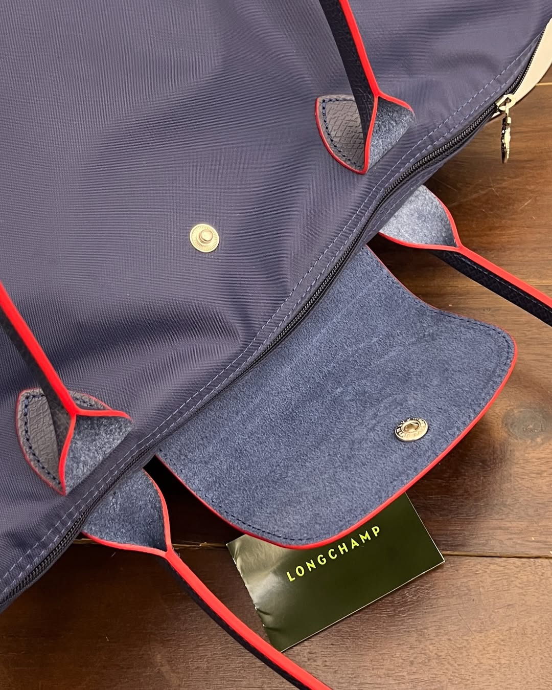 Longchamp L - Azul marinho com acabamento vermelho