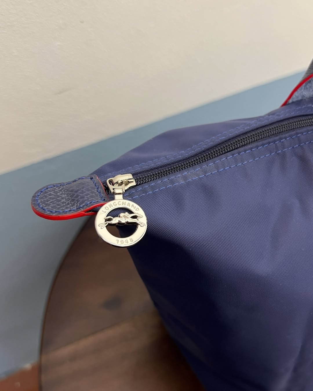 Longchamp L - Azul marinho com acabamento vermelho
