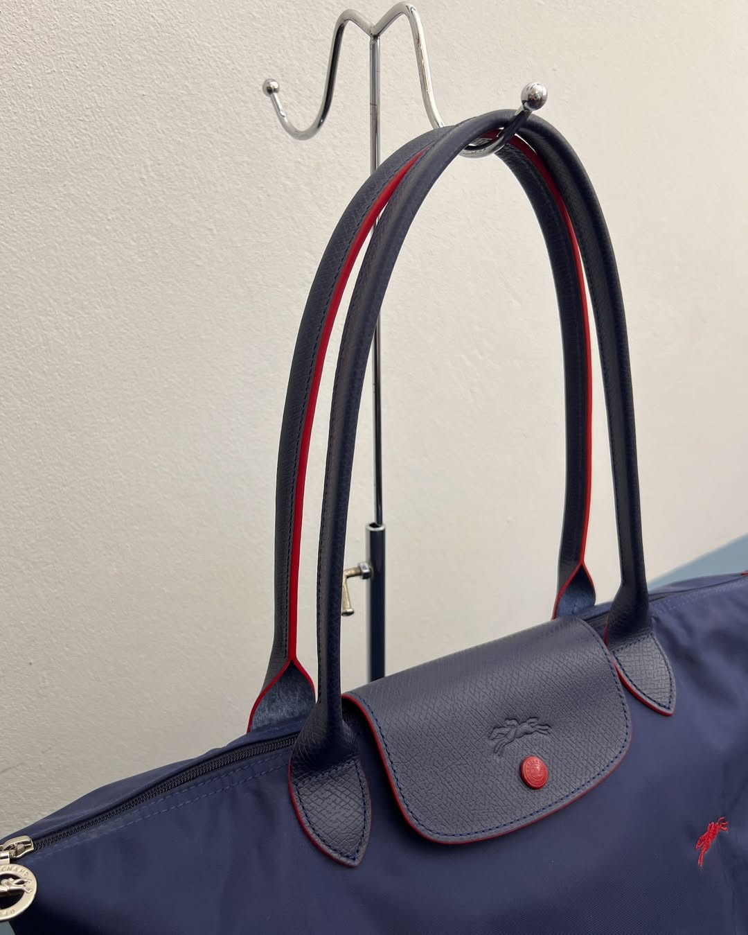 Longchamp L - Azul marinho com acabamento vermelho