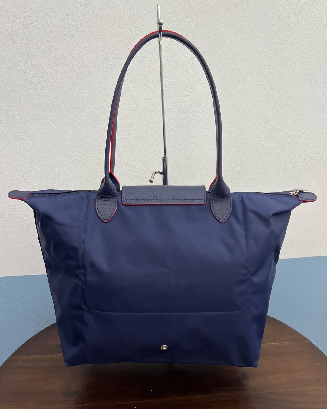 Longchamp L - Azul marinho com acabamento vermelho
