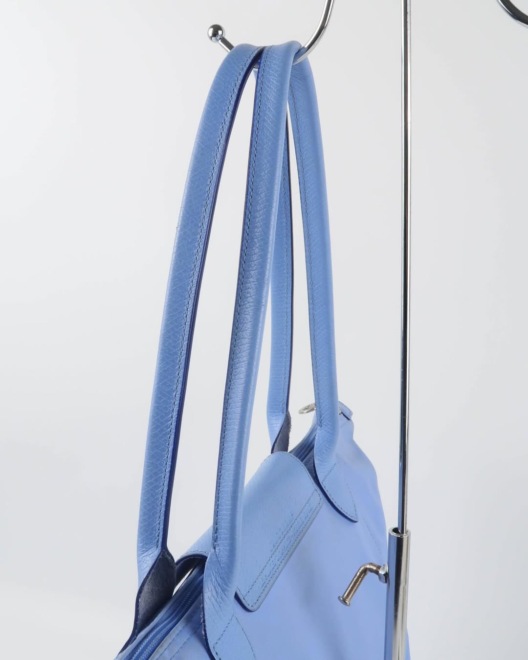 Longchamp L - Azul bebê com acabamento em azul marinho
