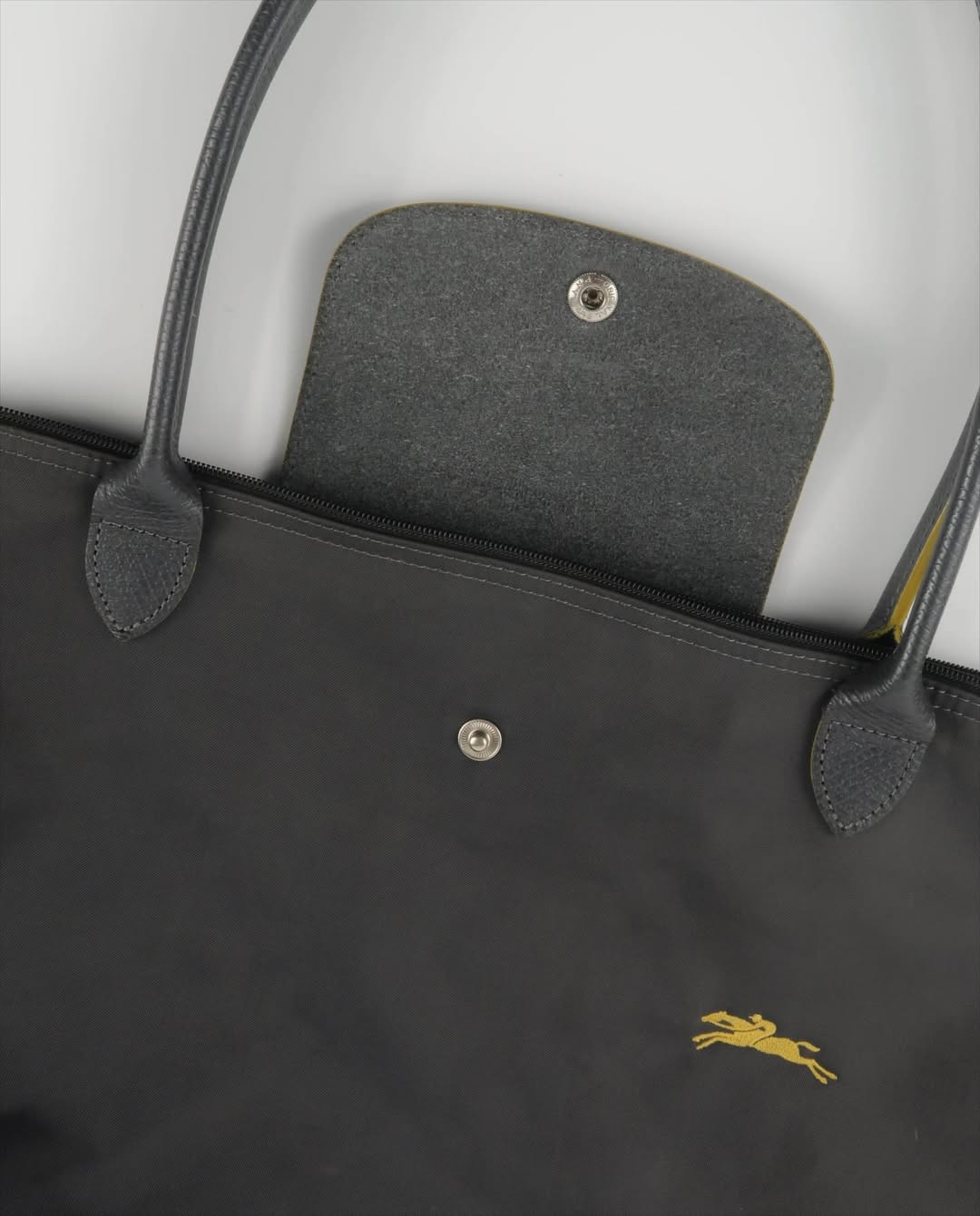 Longchamp M - Cinza escuro com acabamento em amarelo