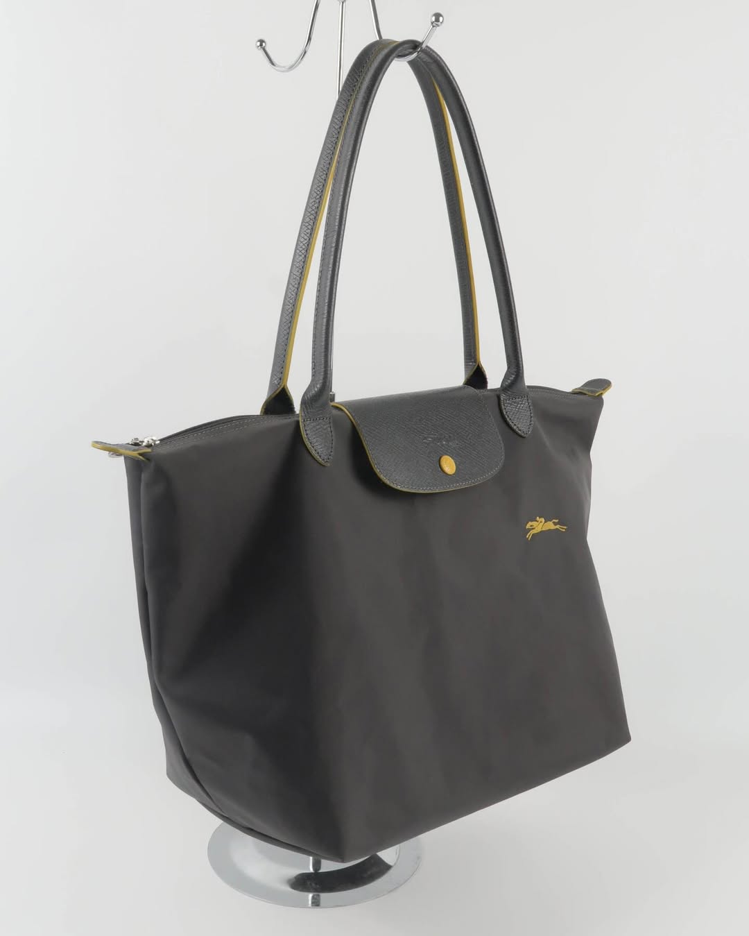 Longchamp L - Cinza escuro com acabamento em amarelo