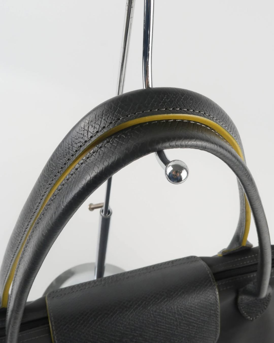 Longchamp L - Cinza escuro com acabamento em amarelo