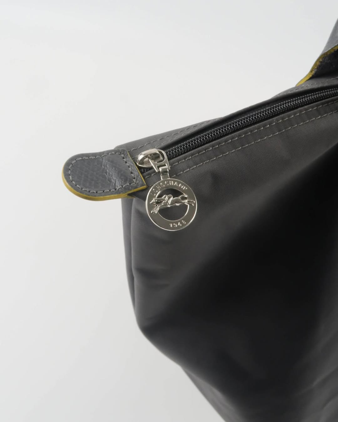 Longchamp M - Cinza escuro com acabamento em amarelo