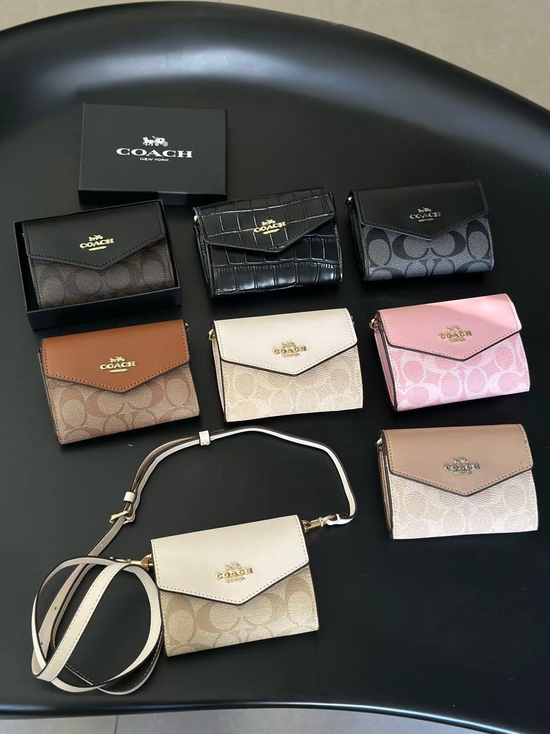 Carteira Coach Mini Envelope With Strap - Branco e bege