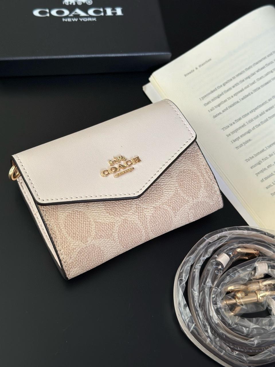 Carteira Coach Mini Envelope With Strap - Branco e castanho claro