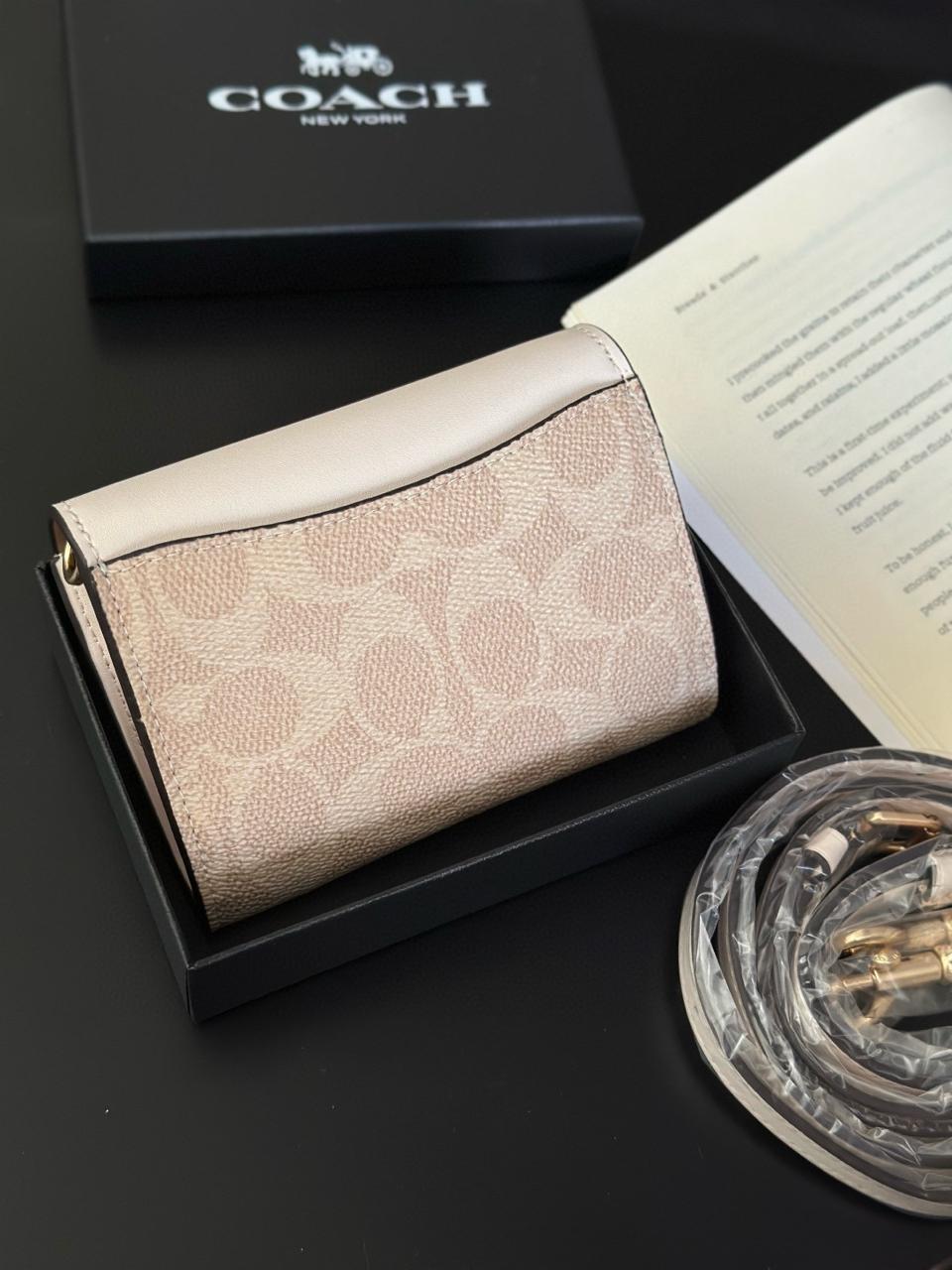 Carteira Coach Mini Envelope With Strap - Branco e castanho claro