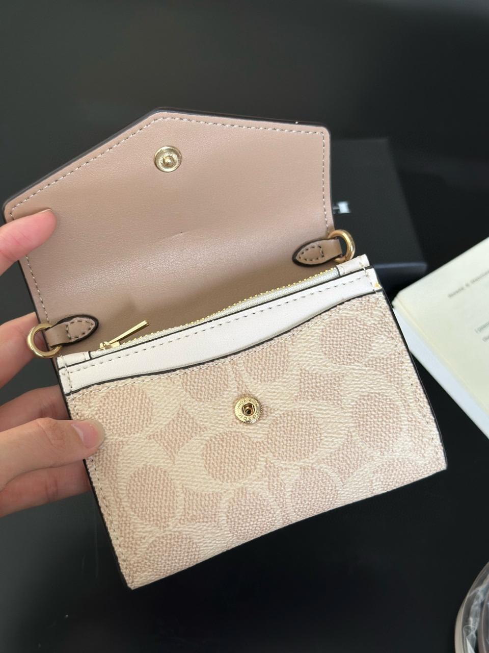 Carteira Coach Mini Envelope With Strap - Branco e castanho claro