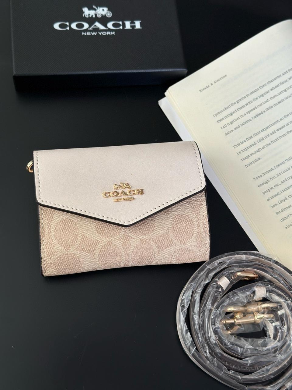 Carteira Coach Mini Envelope With Strap - Branco e castanho claro