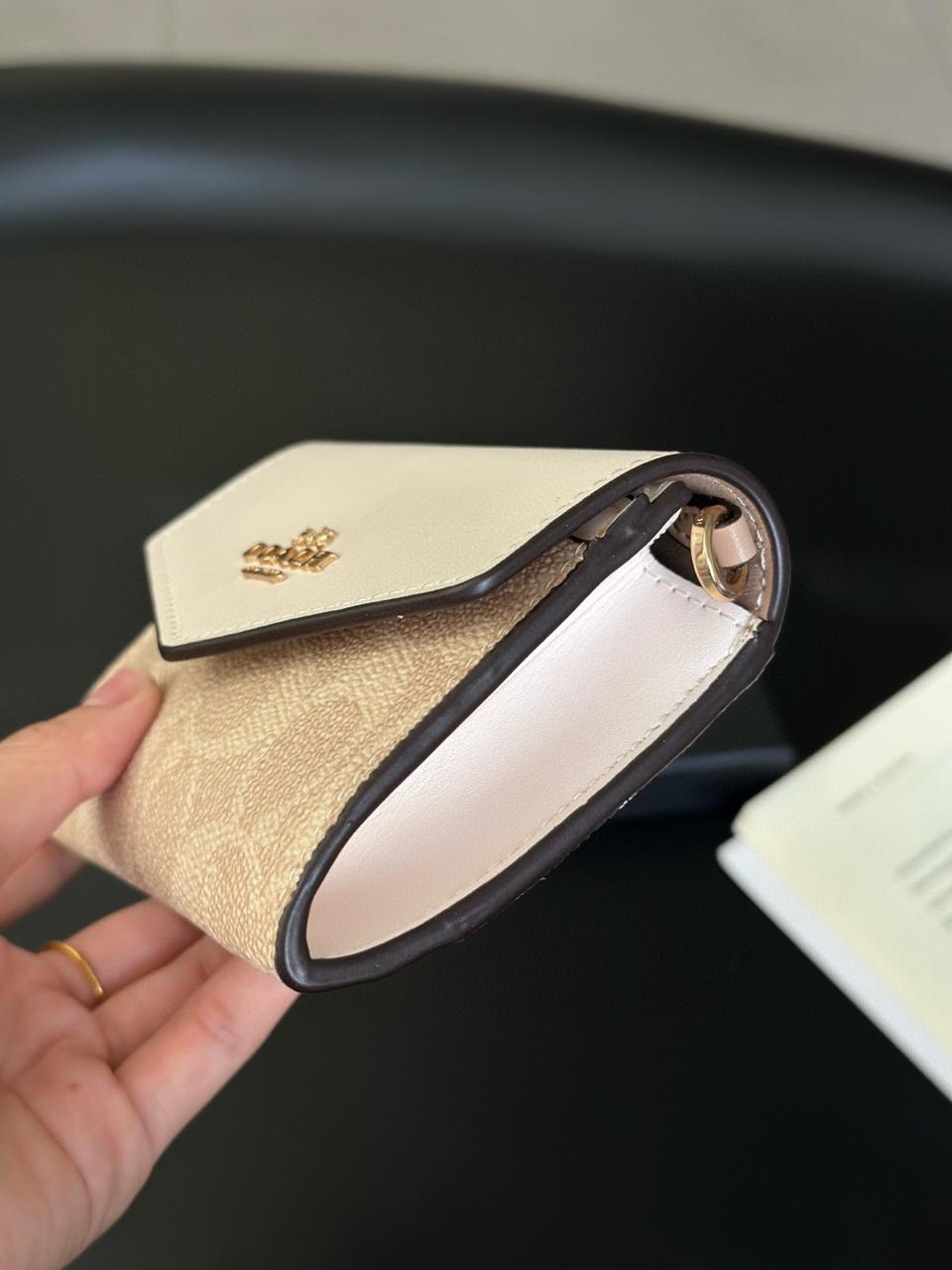Carteira Coach Mini Envelope With Strap - Branco e castanho claro