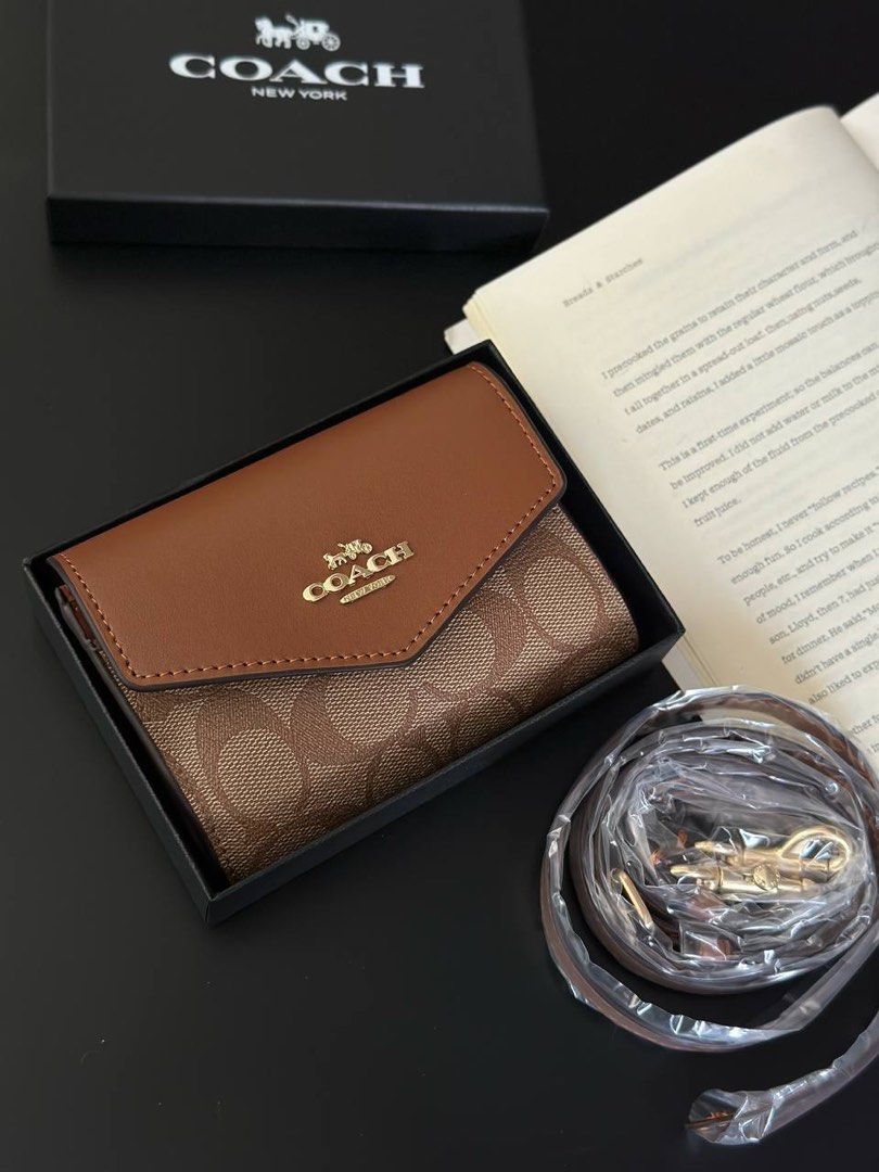 Carteira Coach Mini Envelope With Strap - Castanho conhaque